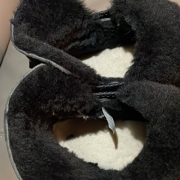 UGG ROMELY SHORT BUCKLE BOTTIES. - Picture 6 of 8